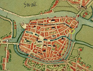 <p>Stadsplattegrond van Zwolle, gemaakt door Jacob van Deventer omstreeks 1565. De gele cirkel markeert grofweg de locatie van de Plantagekerk ter hoogte van de Kruitmakerstoren. Vanaf de 15e eeuw sluit op dit punt ook de in de 15e eeuw gerealiseerde voorwal vanaf het zuiden aan. Door het verplaatsen van de noordelijke stadsmuur naar de zuidoever van de Thorbeckegracht is de Kleine Aa binnen de stad komen te liggen (HCO). </p>
